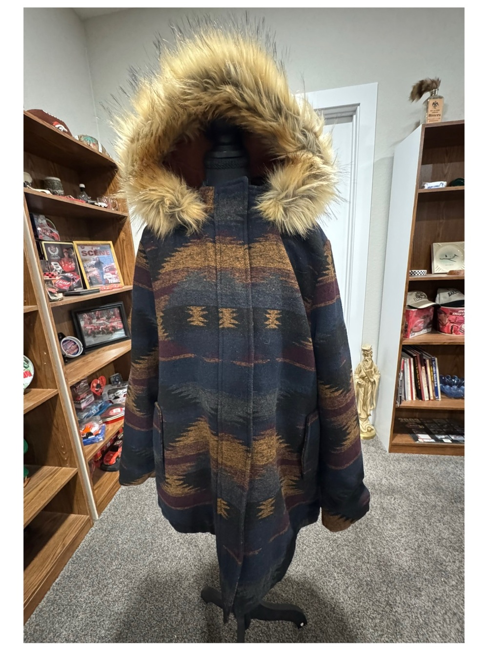 Hooded Southwestern zip up and snap shut coat. Very warn and cozy! XXL
